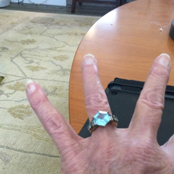 Beautiful Aquamarine Centre Stone with 3 Side Baguettes - Picture 1 of 9